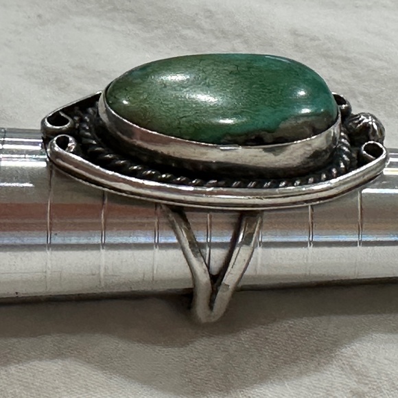 Natural Green Cabochon Stone Set in Sterling Silver Ring Size 6.5 EUC - Picture 3 of 5